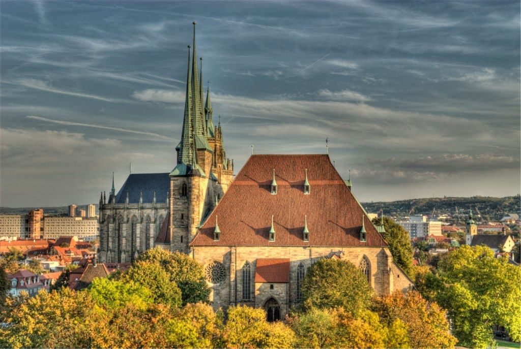 Der Domplatz liegt direkt unterhalb von Dom und Severikirche. Deshalb ist er ein bekannter Treffpunkt der Stadt.